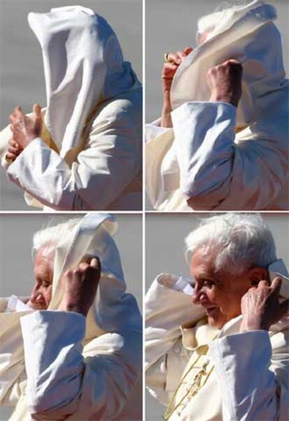 El papa Benedicto XVI se ajusta la esclavina tras un golpe de viento ayer a su llegada al aeropuerto de Múnich, capital del Estado alemán de Baviera.