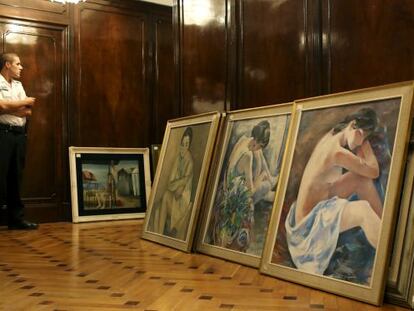 Varias pinturas apoyadas en las paredes del palacete del coleccionista Julio Muñoz Ramonet, en la calle de Muntaner, en el centro de Barcelona.
