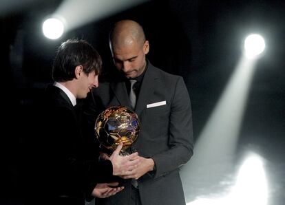 Guardiola le entrega a Messi el Balón de Oro en 2011.