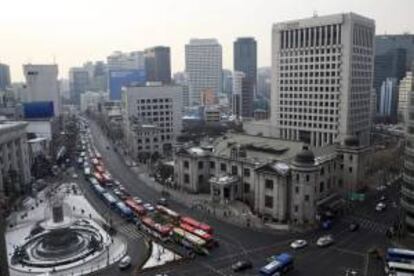 Vista exterior de la sede del banco central de Corea del Sur (BOK) (der), en Seúl, Corea del Sur.EFE/Archivo