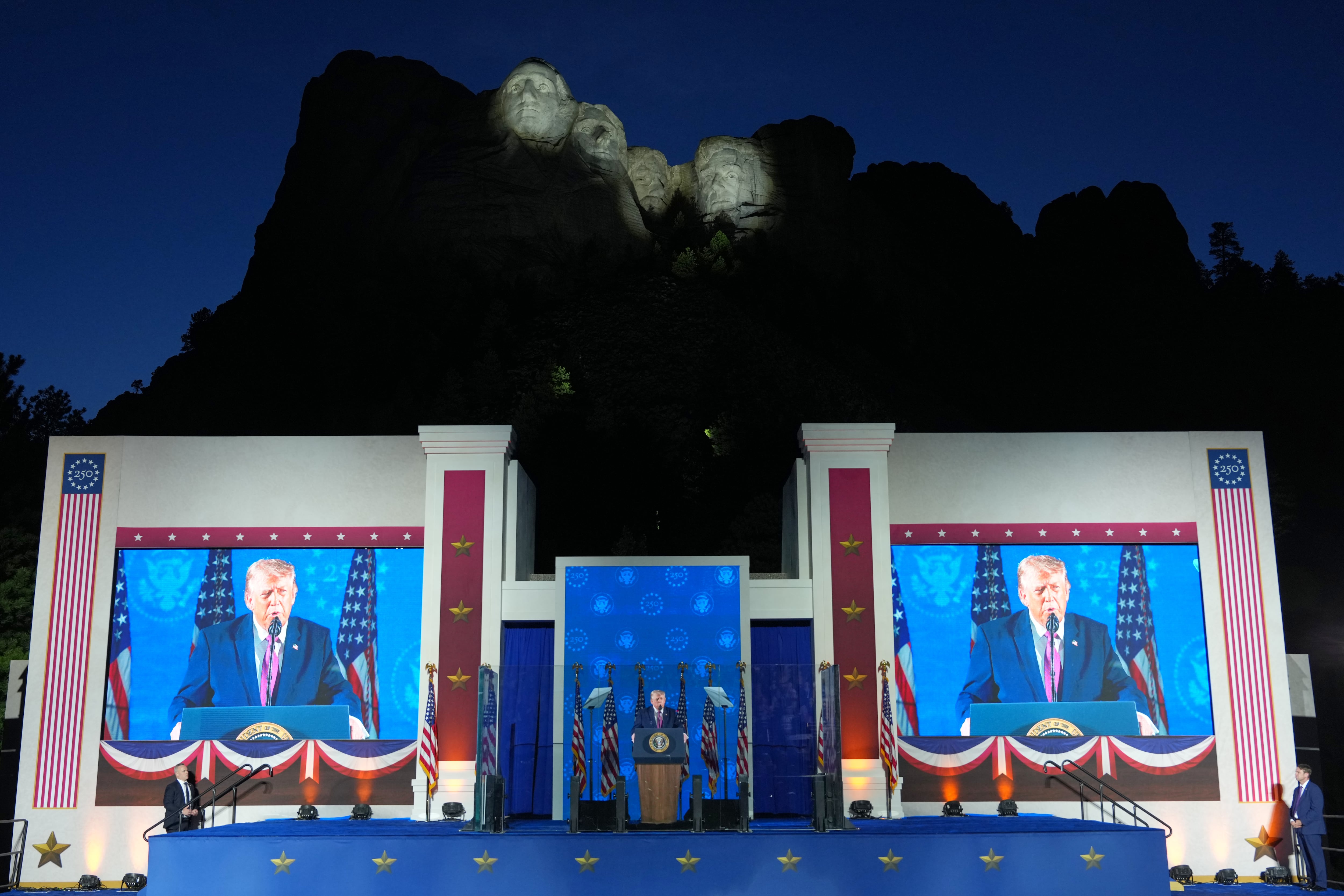 Trump conmemora el 250 aniversario de Estados Unidos en el monte Rushmore, donde aspira a ver su rostro