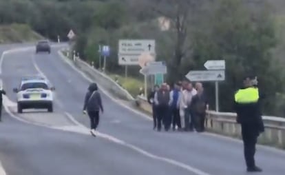 Captura de pantalla de un vídeo grabado por el alcalde de Cazorla, José Luis Olivares, de sus vecinos caminando por la carretera para ver al médico.