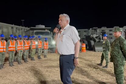 El presidente Andrés Manuel López Obrador durante su visita a los campamentos militares para la construcción del Tren Maya.