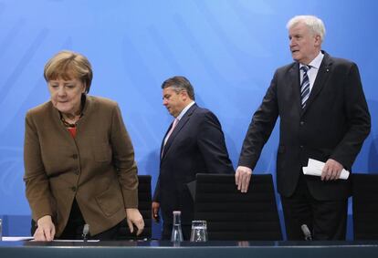 La canciller Angela Merkel y sus dos socios de Gobierno, el socialdemócrata Sigmar Gabriel, y el socialcristiano Horst Seehofer, en la presentación en Berlín del acuerdo de los tres partidos sobre integración de refugiados.