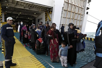 Refugiados y migrantes desembarcan en el puerto de Elefsina, procedentes de la isla de Lesbos