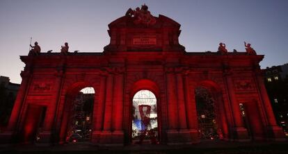 La Puerta de Alcal&aacute; de Madrid anoche con el lazo que conmemora la lucha contra el sida. 