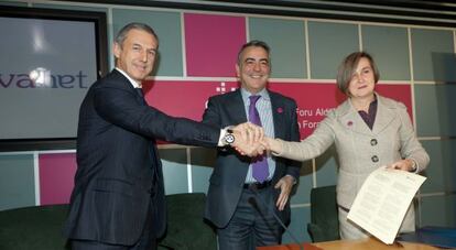 De Andrés (centro), tras la firma del convenio con la diputada de Medio Ambiente, Marta Ruiz, y el director territorial de La Caixa, Juan Pedro Badiola.