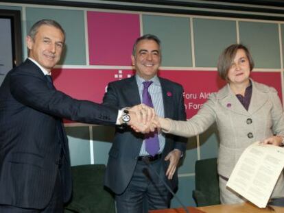 De Andrés (centro), tras la firma del convenio con la diputada de Medio Ambiente, Marta Ruiz, y el director territorial de La Caixa, Juan Pedro Badiola.