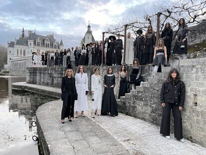 Las modelos del desfile posan junto a Virgine Viard, directora creativa de Chanel, en el castillo donde ha transcurrido el show.