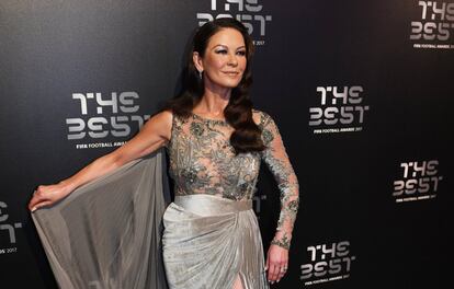 La actriz británica Catherine Zeta Jones posa a su llegada a los premios FIFA 'The Best' 2017, celebrados en el London Palladium, en Londres (Reino Unido).