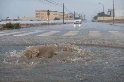 En medio del fuerte temporal, se ha informado de que tres lanchas neumáticas con 147 personas a bordo, entre ellas siete niños, viajan rumbo a Lanzarote y Fuerteventura. En la foto, agua embalsada en la capital de esta última isla, Puerto del Rosario. 