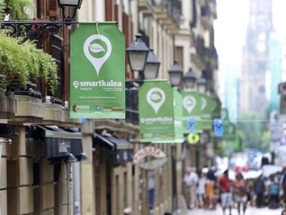 La calle Mayor de San Sebastián adornada con banderas de la iniciativa "Smart Kalea".