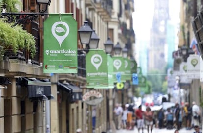 La calle Mayor de San Sebastián adornada con banderas de la iniciativa "Smart Kalea".