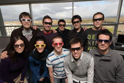 Fernando Ruiz,en el centro, de negro, con todo el equipo de Engineea.