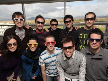 Fernando Ruiz,en el centro, de negro, con todo el equipo de Engineea.