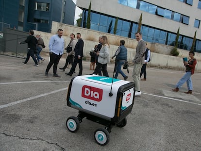 El robot de reparto de las empresas Goggo Networks y Dia en Alcobendas.