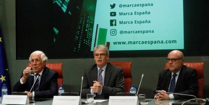 Dastis junto a los responsables de la Marca España.