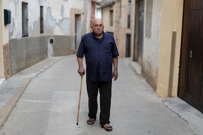 Ahmed Tommouhi, este jueves en una calle de Sant Pere de Riudebitlles.