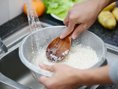 Una mujer lava arroz blanco.