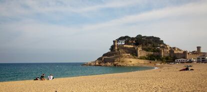 A la façana marítima de la comarca de la Selva hi ha <b>Tossa de Mar</b>. A l’hivern manté un pintoresc aspecte de poble tradicional de pescadors, tot i que actualment la seva principal font de riquesa és el turisme. La seva Vila Vella és un dels testimonis medievals més impressionants que existeixen i està catalogada como monument historicoartístic nacional. Es conserva gairebé tot el perímetre emmurallat construït als s XII i XIV per defensar-se dels pirates. Hi destaquen tres grans torres cilíndriques de defensa, la imatge més recordada de la localitat. Des dels seus carrerons s’arriba al far, que mostra una magnifica vista de la costa. Al 1950, Ava Gardner i James Mason van rodar-hi 'Pandora y el Holandés errante'. Penya-segats i cales i platges completen el seu patrimoni.