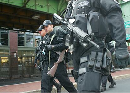 Policías estadounidenses patrullan por los exteriores del lugar donde se celebrará la convención demócrata.
