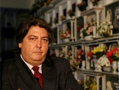 Martín Zamora, propietario de la funeraria, en el cementerio de Los Barrios (Cádiz).