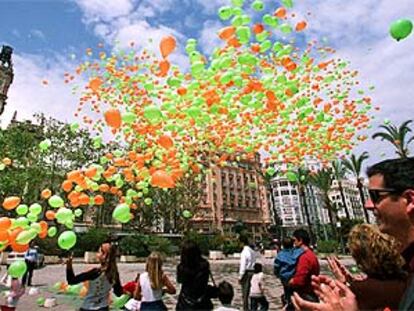 Cerca de 4.000 globos -exactamente 3.856, de acuerdo con el acta que levantó un notario- fueron soltados ayer en la plaza del Ayuntamiento de Valencia por los responsables y colaboradores de la Asociación Valenciana de Fibrosis Quística. El acto, similar a los celebrados en diversas ciudades españolas con motivo del Día Nacional de la Fibrosis Quística, pretendía llamar la atención a la ciudadanía acerca de esta enfermedad y recabar ayudas con el lema <i>Tú respiras sin pensar, yo no pienso más que en respirar. </i>En la imagen, el momento en que son soltados los globos, de colores verde y naranja, que son los que la asociación utiliza en su logotipo.