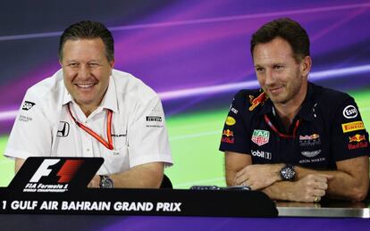 Zak Brown, de McLaren, y Christian Horner, de Red Bull, en la rueda de prensa en Bahrein.