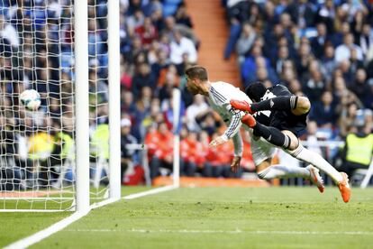 Andrés Fernández en una acción con Sergio Ramos.