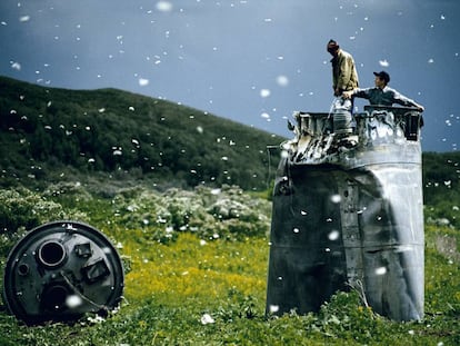 Aldeões recolhendo restos de um foguete espacial rodeados de mariposas, na República de Altai, Rússia, em 2000