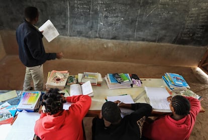 Tres madres adolescentes, rodeadas de libros, atienden en clase. Serene Haven significa "refugio sereno", que es lo que los fundadores quieren que el centro sea para sus jóvenes alumnas. Pincha en la imagen para ver la fotogalería completa. 