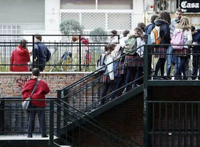 Alumnos del San Javier, el centro que ha obtenido las mejores calificaciones en la prueba, entrando en el colegio.