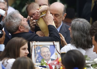 El expresidente Luiz Inácio Lula da Silva abraza al hijo más pequeño del fallecido candidato Eduardo Campos.