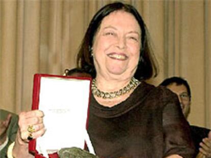 Nélida Piñon, con el Premio Internacional Menéndez Pelayo.