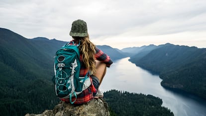 Mochilas de montaña diseñadas con bolsillos, compartimentos, correas acolchadas y tejidos transpirables, ideales para trekking y acampadas.