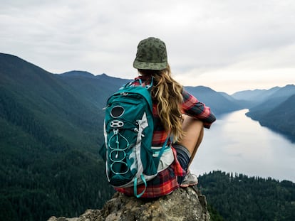 Mochilas de montaña diseñadas con bolsillos, compartimentos, correas acolchadas y tejidos transpirables, ideales para trekking y acampadas.