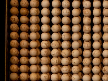 Vista de las bolas de los bombos del Sorteo Extraordinario de Navidad, que han llegado este viernes al Teatro Real.