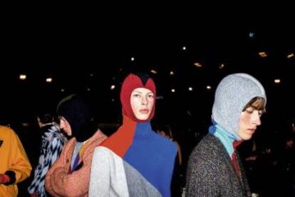 Sudaderas multicolores, prendas técnicas estampadas, formas geométricas y faldas ‘unisex’ forman el universo Kenzo.