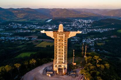 Vista aérea de la estatua del Cristo Protector que se está construyendo en Encantado, al sur de Brasil y que superará en cinco metros al emblemático Cristo Redentor de Río de Janeiro. Hecha de acero y hormigón, medirá 43 metros incluyendo su pedestal, y se convertirá en la tercera estatua de Jesucristo más alta del mundo.