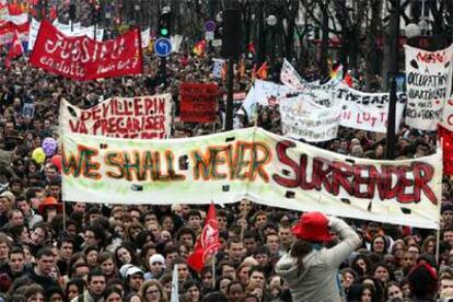 Imagen de la manifestación contra el CPE en París. En primer plano, una pancarta en inglés dice: "Nunca nos rendiremos".