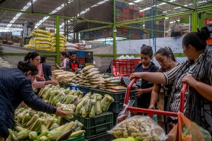 La central Coomproriente tiene 288 puestos de 24 metros cuadrados cada uno, en los que se venden frutas y verduras.