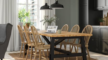 Artículo de EL PAÍS Escaparate sobre mesas y sillas de Ikea.