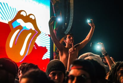 Los seguidores cubanos de los Rolling Stones registran la histórica presentación.