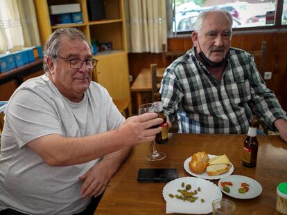 Juan Flores, de 68 años (izquierda), brinda con su cuñado, Jesús García, de 66, en el bar JF 83 de Fuenlabrada.