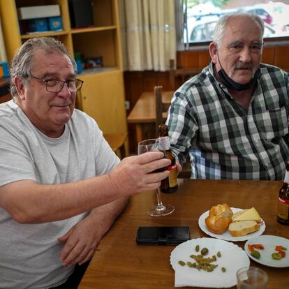 Fuenlabrada (MADRID). 06-05-2021. Juan Flores, de 68 años (izquierda), brinda con su cuñado, Jesús García, de 66, en el bar JF 83 de Fuenlabrada. En esta zona el PP ha pasado de ser la cuarta fuerza a ser la primera tras los comicios del 4 de mayo. FOTO: LUIS DE VEGA 