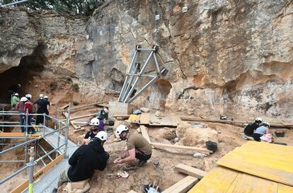 La campaña de excavaciones en Atapuerca ha dado ya su primera sorpresa con el hallazgo de un nuevo nivel en el yacimiento de Elefante, que supera los 1,4 millones de años de antigüedad datados hasta ahora en el conjunto arqueológico y paleontológico burgalés.