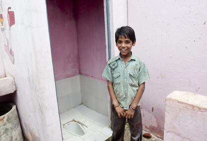 Devkinandan Lodha, miembro del comité de saneamiento de su colegio, muestra la limpieza de los retretes en su escuela, en el pueblo de Hilgna, en el estado indio de Madhya Pradesh.