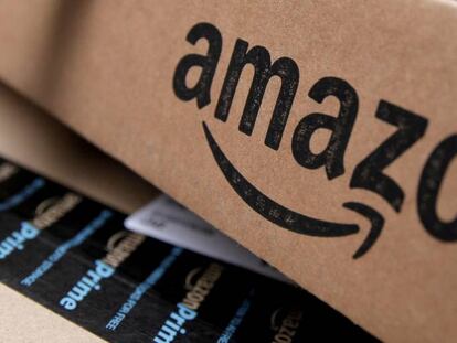 Una caja con el logotipo de Amazon.