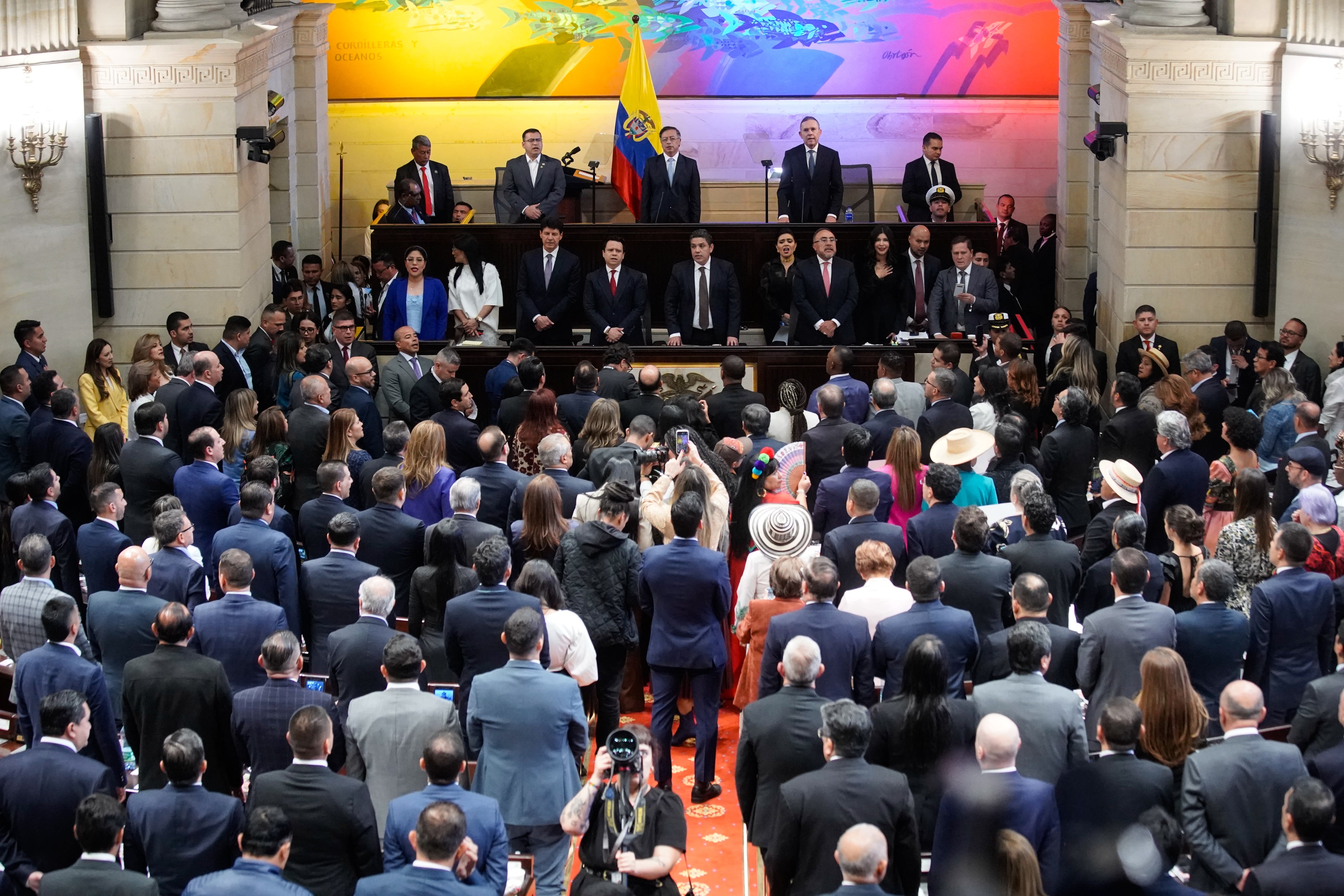 Funcionarios del Gobierno de Colombia dan inicio a la Instalación del Congreso en el Salón Elíptico del Capitolio Nacional.