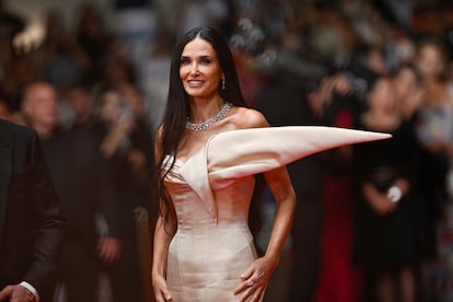 En la 'premiere' de 'La sustancia' en el Festival de Cannes de 2024. Moore deslumbró con un vestido de alta costura de Schiaparelli, una elección que, dentro de la industria de la moda, marca claramente un estatus. El diseño en satén color champán presentaba un corsé ajustado y un detalle tridimensional en forma de ala que sobresalía del lado izquierdo del busto. Complementó su atuendo con joyas de Chopard, incluyendo un collar tipo chóker y pendientes colgantes.